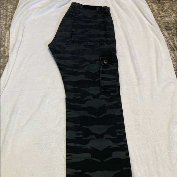Eight 732 Camo Cargo Pants Rapper Young Jeezy’s Clothing Line - Picture 6 of 7